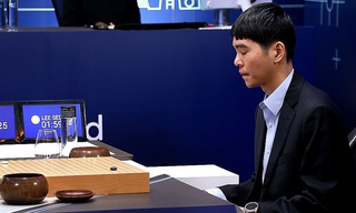 El maestro de Go Lee Sedol perdió tres juegos seguidos contra AlphaGo en un histórico DeepMind Challenge. Imagen: Getty